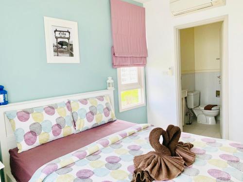 En eller flere senge i et værelse på Summer Huahin 619,2 Bedroom condo,Sea View,Near Beach&Cicada,Beautiful Swimming pool