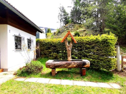 a bench with a wooden arrow on top of it at Waldheimat in Fresach