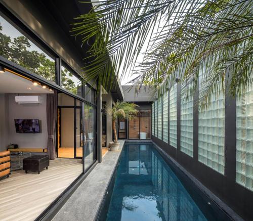 an external view of a house with a swimming pool at Wheeler Bed &Bike in Bangsaen