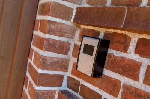 a brick wall with a small window on it at Lehrerwohnung in Tümlauer Koog