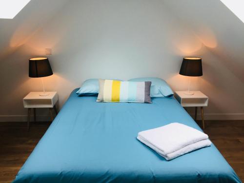 - une chambre avec un lit bleu et 2 tables de nuit dans l'établissement Appartement Amalfi Hyper Centre, à Nantes