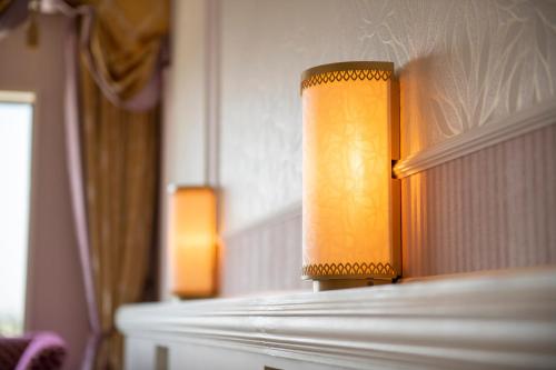 a lamp sitting on top of a table at Tokyo Bay Maihama Hotel First Resort in Urayasu