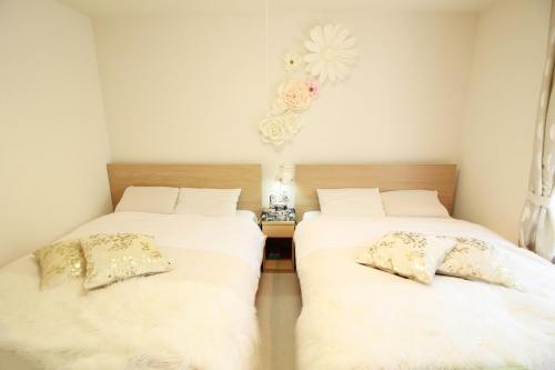 Een bed of bedden in een kamer bij Hakone Yumoto Condominium Sakura with Hot Spring B-9 #Hs1