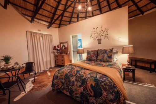Giường trong phòng chung tại Mackaya Bella Country Lodge