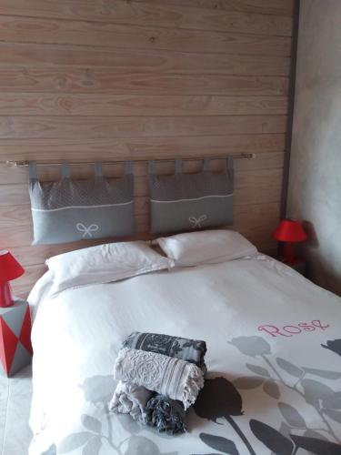 1 dormitorio con cama blanca y cabecero de madera en Chez Marie Ange et Clovis, en Rumilly-lès-Vaudes