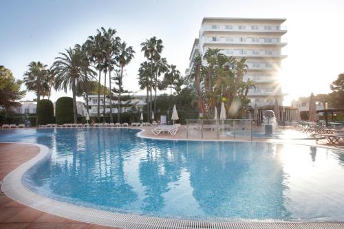 uma grande piscina com um hotel ao fundo em Oleander em Playa de Palma
