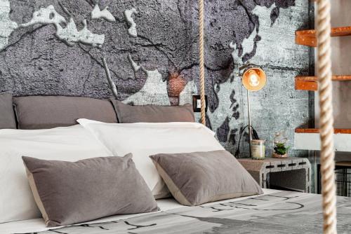 una camera da letto con un letto e un murale di The Loft Polignano a Polignano a Mare