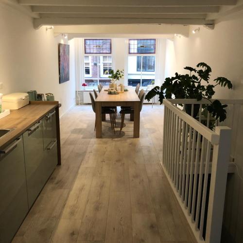 a kitchen and dining room with a table in it at LUXE TOPLOCATIE! Monument hartje centrum Dordrecht, 2 badkamers, 2 keukens, tuintje (10 personen) in Dordrecht