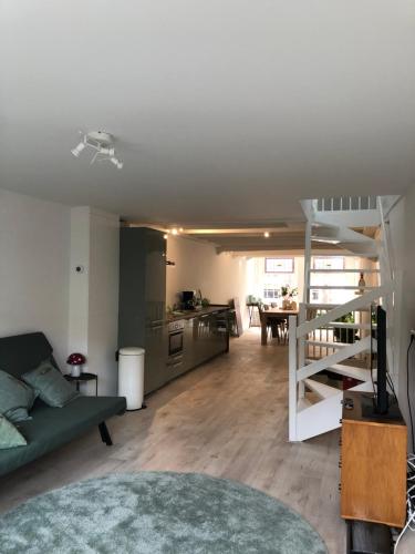 a living room with a loft bed and a kitchen at LUXE TOPLOCATIE! Monument hartje centrum Dordrecht, 2 badkamers, 2 keukens, tuintje (10 personen) in Dordrecht