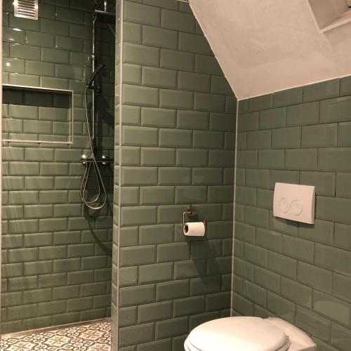 a bathroom with a shower and a toilet at LUXE TOPLOCATIE! Monument hartje centrum Dordrecht, 2 badkamers, 2 keukens, tuintje (10 personen) in Dordrecht