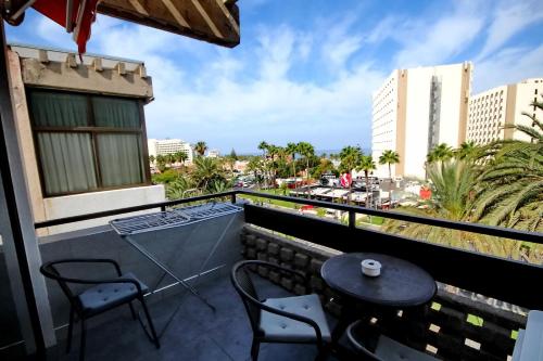 Modern sea view apartment near Playa Las Américas beachにあるバルコニーまたはテラス