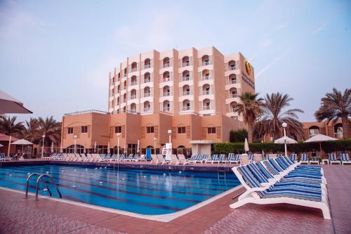 Бассейн в Sharjah Carlton Hotel или поблизости