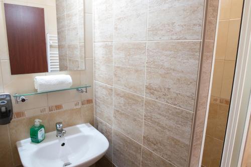 bagno con lavandino e doccia di Penzión Stefarez New a Veľký Meder