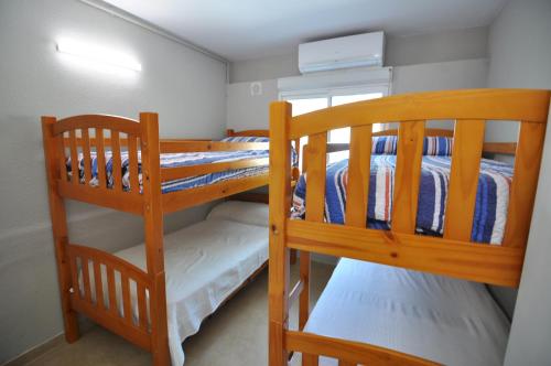 Cette petite chambre comprend 2 lits superposés. dans l'établissement RNET - Port Estrella - 18 Roses Costa Brava, à Roses