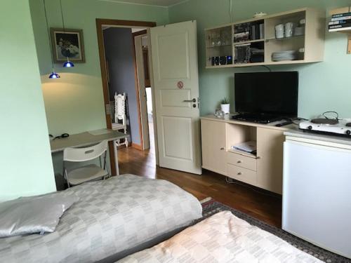 - une chambre avec un lit et un bureau avec un ordinateur dans l'établissement B&B Ishoej Private bath, à Ishøj