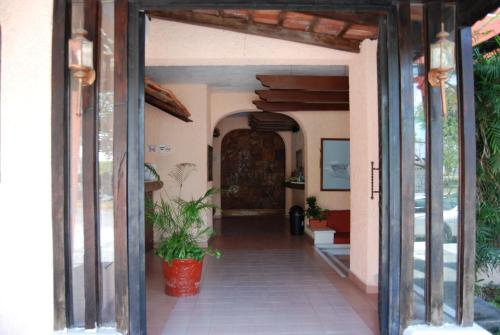 una puerta abierta a una casa con un pasillo en Hotel Tankah Cancun, en Cancún