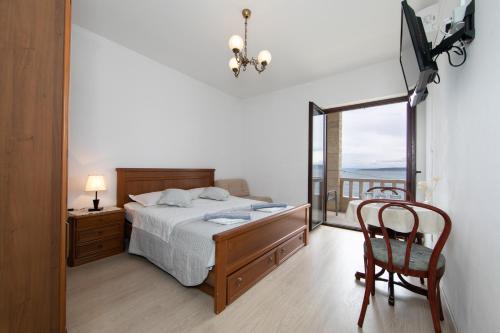 布雷拉的住宿－Punta Rata room，一间卧室配有一张床、一张桌子和一把椅子