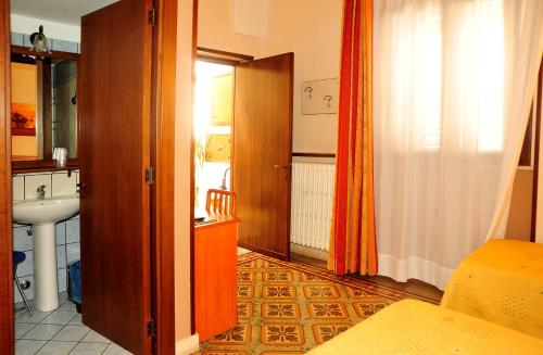 Pokój z łazienką z umywalką i łóżkiem w obiekcie B&B Viaprimaldo Camere w mieście Otranto