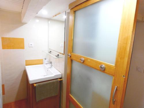 La salle de bains est pourvue d'un lavabo et d'un miroir. dans l'établissement Le Pouffre, maison de pêcheur au quartier des artistes, clim, WiFi, à Sète