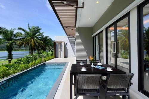 Kolam renang di atau dekat dengan Tinidee Golf Resort Phuket - SHA Extra Plus