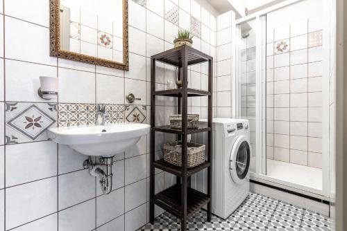 La salle de bains est pourvue d'un lavabo et d'un lave-linge. dans l'établissement Angel House Vilnius, 5, à Vilnius
