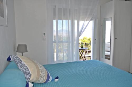 a bedroom with a bed with a view of a balcony at Finca Bella Vista in Alhaurín el Grande