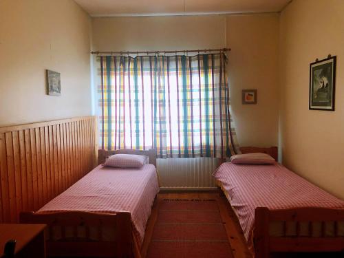 En eller flere senge i et værelse på Käyrämön Keidas