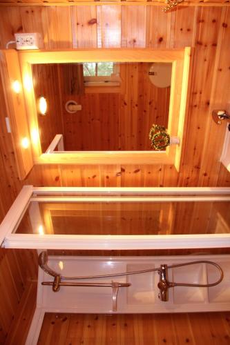 baño con ventana en una pared de madera en Fauske Camping & Motel, en Fauske