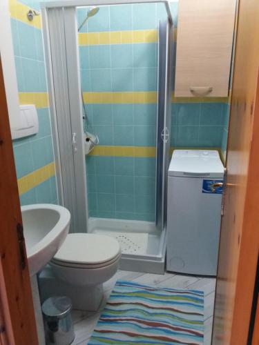 Kúpeľňa v ubytovaní Bilocale Punta Rosa - Fronte Spiaggia