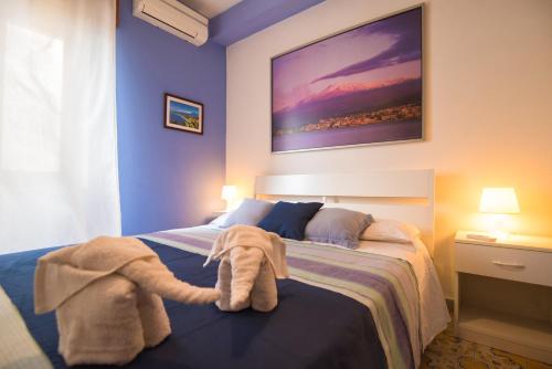 ein Schlafzimmer mit einem Bett und einem Handtuch darauf in der Unterkunft Casa Maccers in Giardini-Naxos