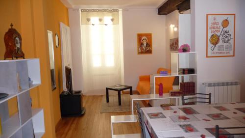 - un salon avec une table et une fenêtre dans l'établissement La casa di Perpy Ivrea centro storico, à Ivrea