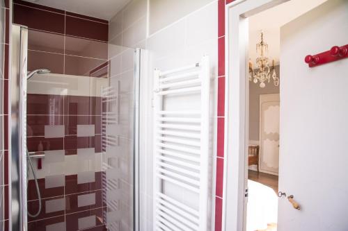 a bathroom with a shower and a glass door at Chambres d'hôtes de charme Le Pradel in Monceaux-sur-Dordogne