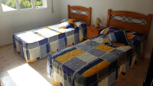 En eller flere senge i et værelse på Insua