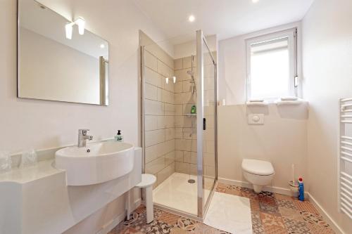 a white bathroom with a sink and a shower at Contact Hôtel de la Gare et son restaurant Côte à Côte in Autun