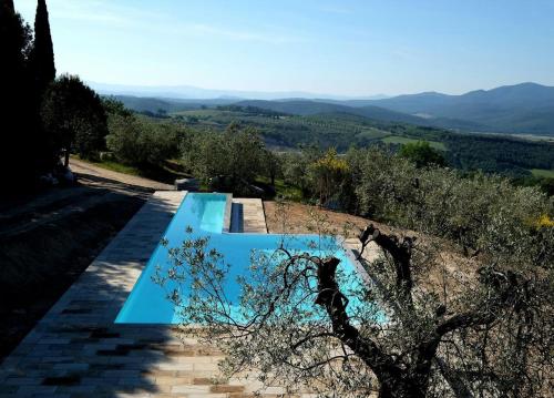 Sassofortino的住宿－Agriturismo Campo al Crognolo，蓝色的游泳池,享有山景