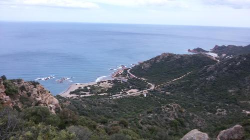 una vista aérea de una isla en el océano en Su Marmuri, en Ulassai