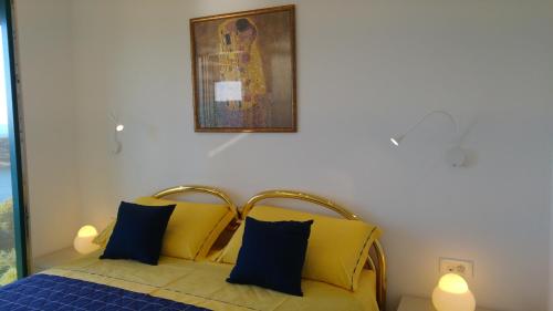 Ένα ή περισσότερα κρεβάτια σε δωμάτιο στο Apartment AMMIRARE Rab