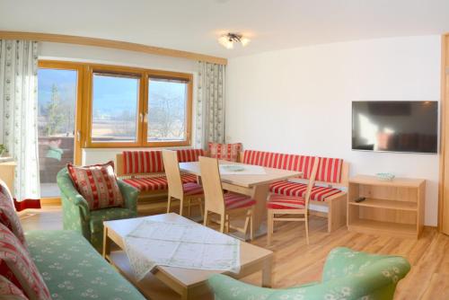 TV a/nebo společenská místnost v ubytování Ferienwohnungen Greiderer Walchsee