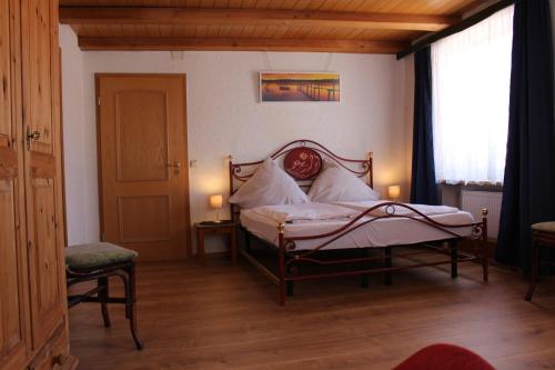Postel nebo postele na pokoji v ubytování Gasthaus Sonne
