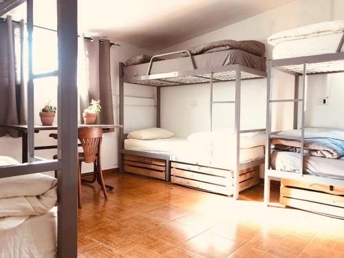 Katil dua tingkat atau katil-katil dua tingkat dalam bilik di Al Yakhour Hostel