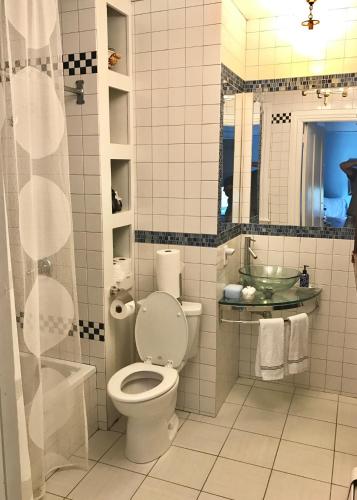 Ένα μπάνιο στο Austin House Inn