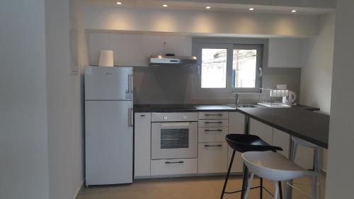 una cucina con frigorifero bianco e bancone di Villa Elsi upper apartment a Kalámi