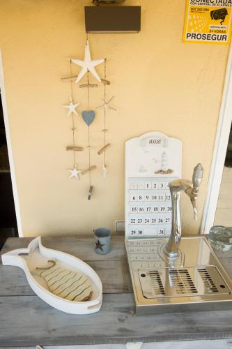 a desk with a calendar and a table with a clock at LLOGUER30 Vip's Loft, un encanto frente al mar in Sant Feliu de Guíxols