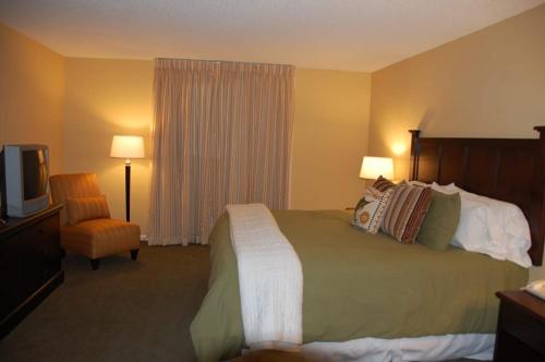 מיטה או מיטות בחדר ב-Ambassador Inn