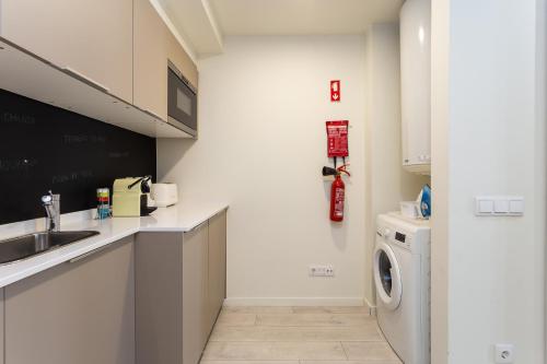 Il comprend une cuisine équipée d'un évier et d'un lave-linge. dans l'établissement Apartment Martim Moniz - Tram 28, à Lisbonne