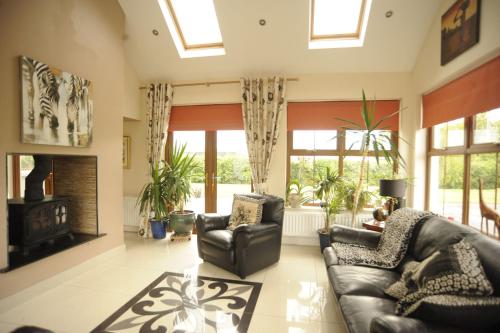 Area tempat duduk di Knockalla luxury property with hot tub suitable for families