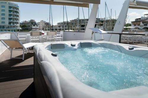 Gallery image of Portoverde Luxury Houseboat in Misano Adriatico