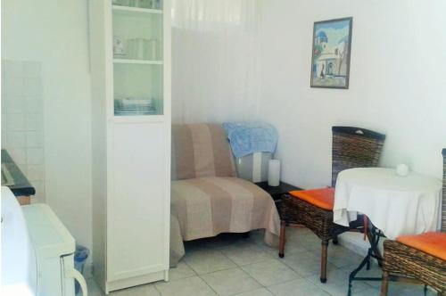 a small room with a bed and a table at CENTRAL TOWN STUDIO ON POROS in Poros