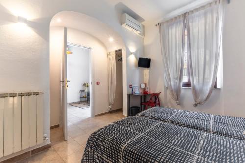 a bedroom with a bed with a checkered blanket at Luigino B&B Intero Appartamento in Pisa