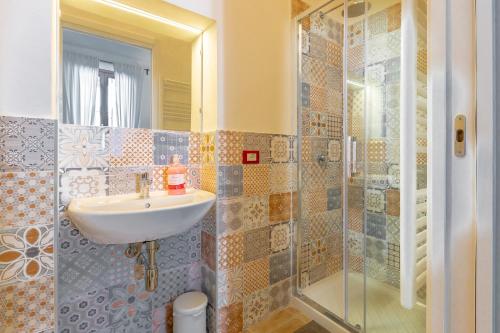 a bathroom with a sink and a shower at Luigino B&B Intero Appartamento in Pisa